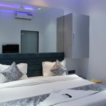 Hotel The Lowell Surat Dış mekan fotoğraf