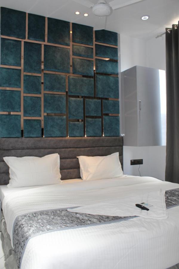 Hotel The Lowell Surat Dış mekan fotoğraf