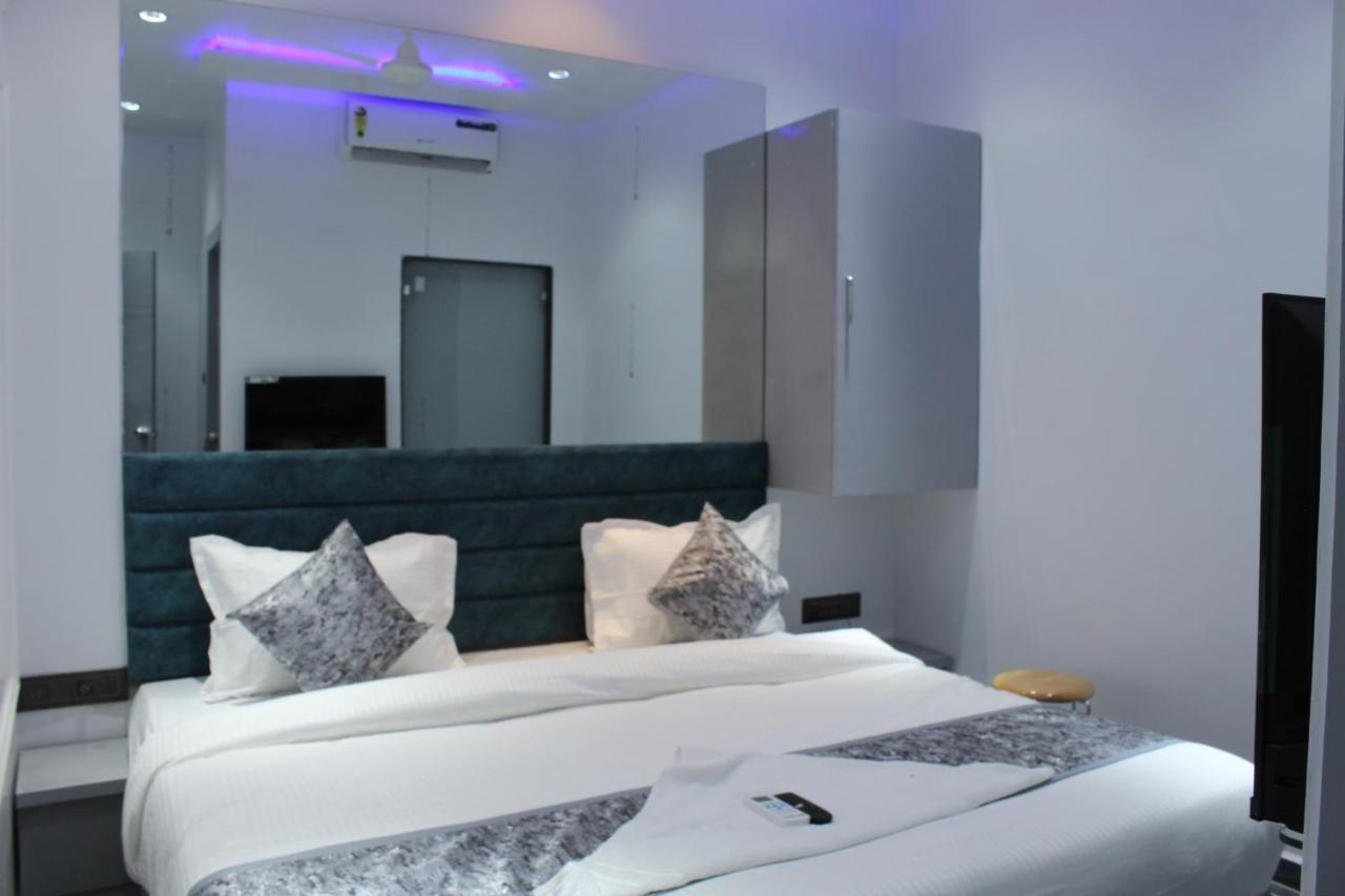 Hotel The Lowell Surat Dış mekan fotoğraf