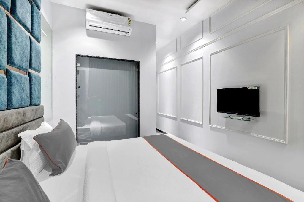 Hotel The Lowell Surat Dış mekan fotoğraf