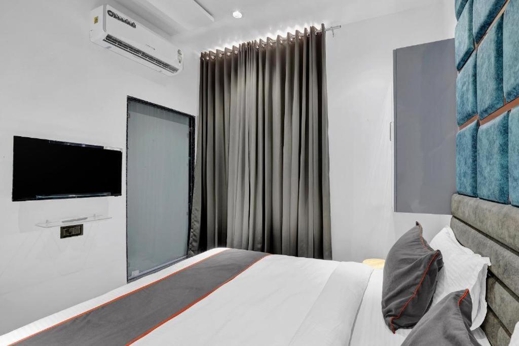 Hotel The Lowell Surat Dış mekan fotoğraf