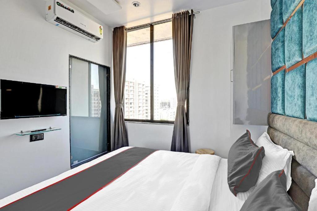 Hotel The Lowell Surat Dış mekan fotoğraf
