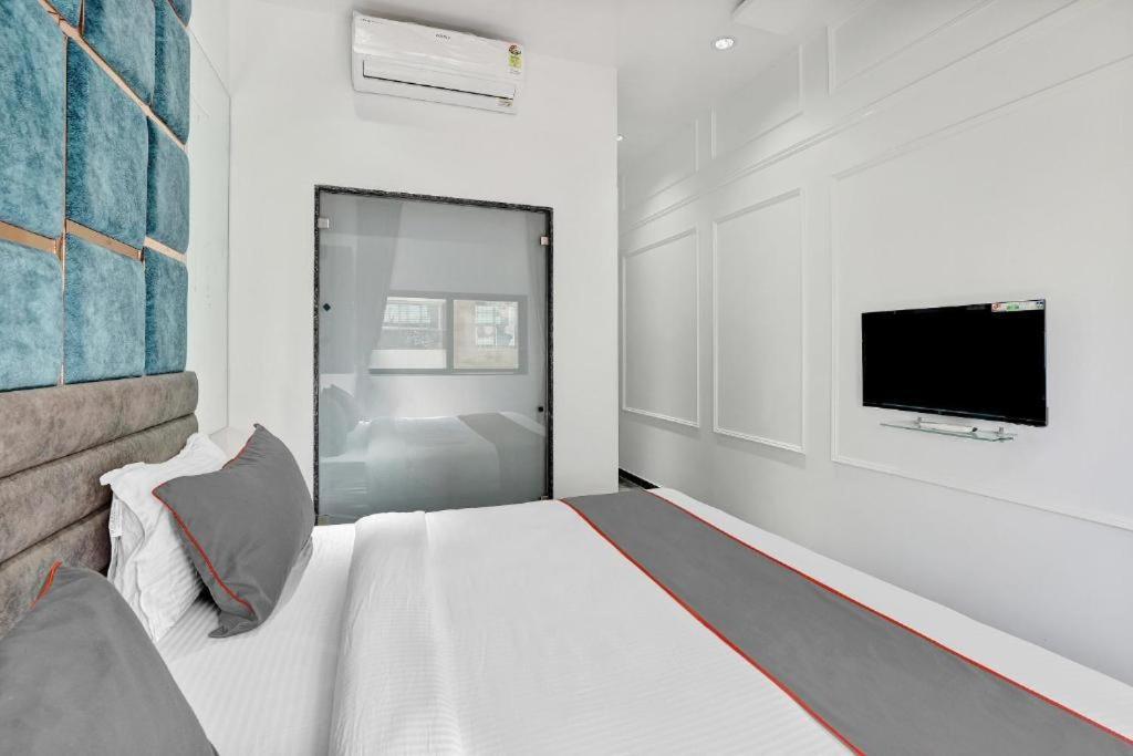 Hotel The Lowell Surat Dış mekan fotoğraf