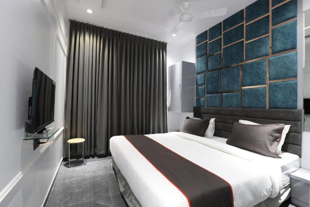Hotel The Lowell Surat Dış mekan fotoğraf
