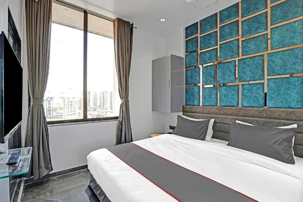 Hotel The Lowell Surat Dış mekan fotoğraf