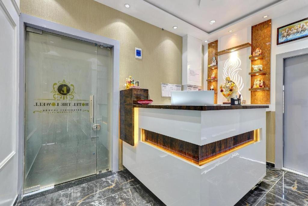 Hotel The Lowell Surat Dış mekan fotoğraf