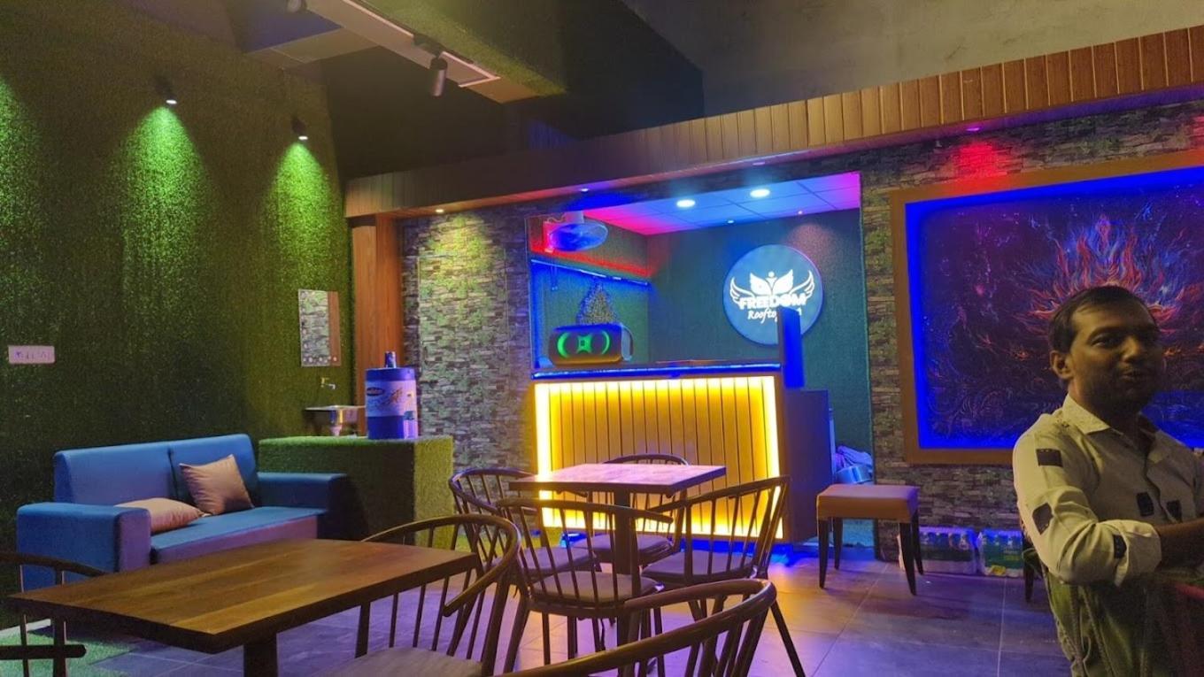 Hotel The Lowell Surat Dış mekan fotoğraf